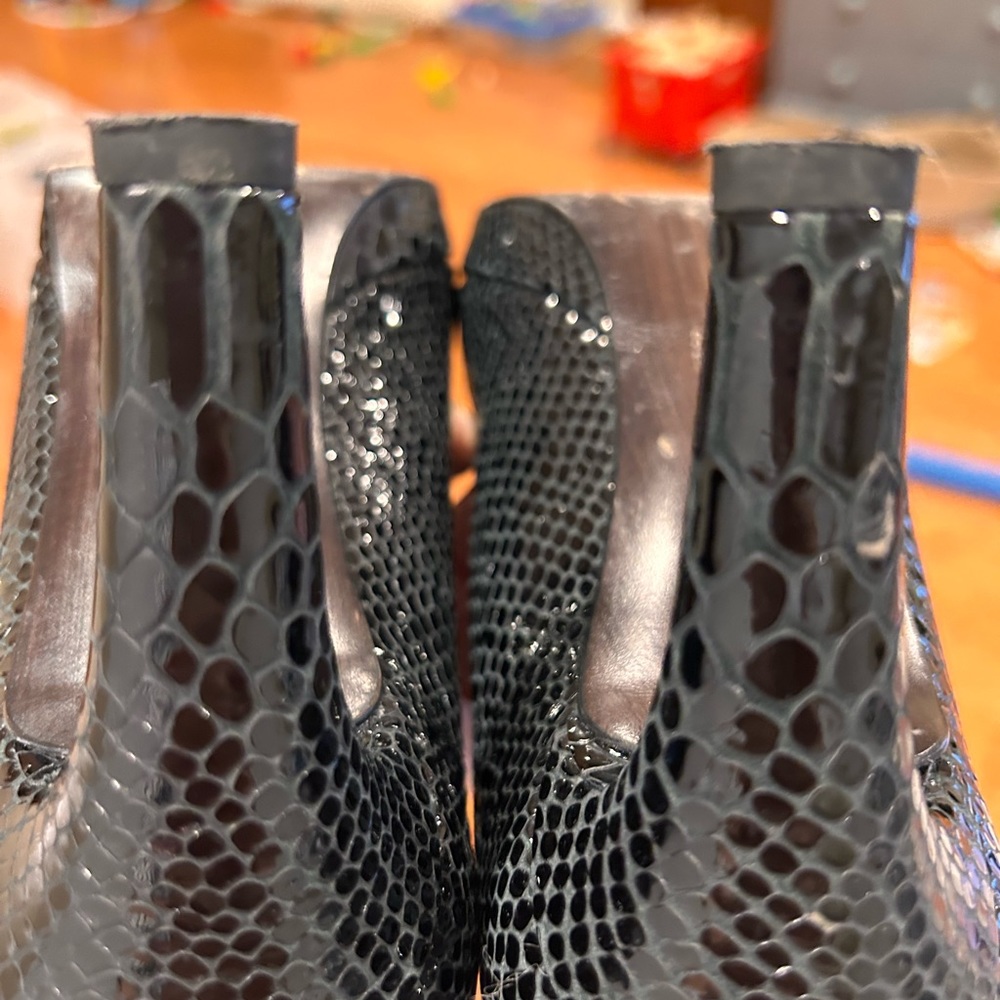 Stuart Weitzman - Picture 4 of 6